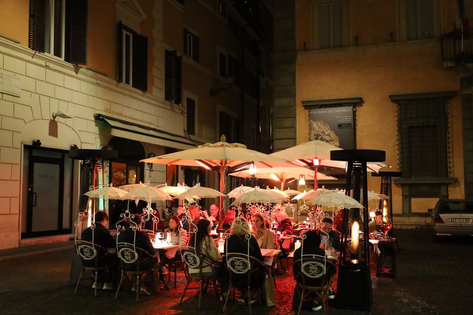 I tavoli all'aperto in una sera d'estate