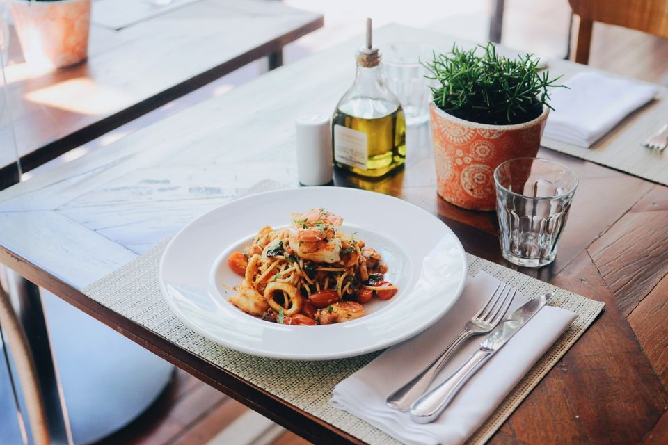 Pasta servita su un tavolo di marmo